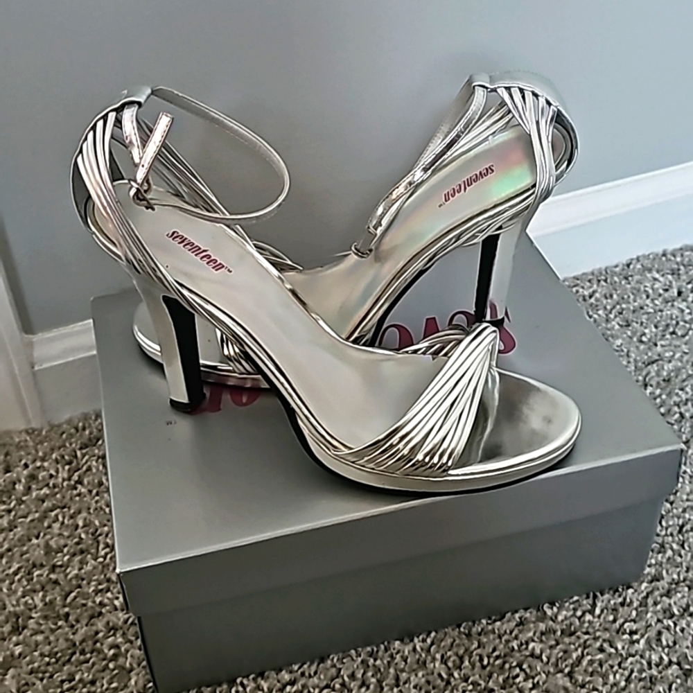 Seventeen Silver Strappy Open Toe Ankle Strap Size 8.5M 3in Heel Party Holiday